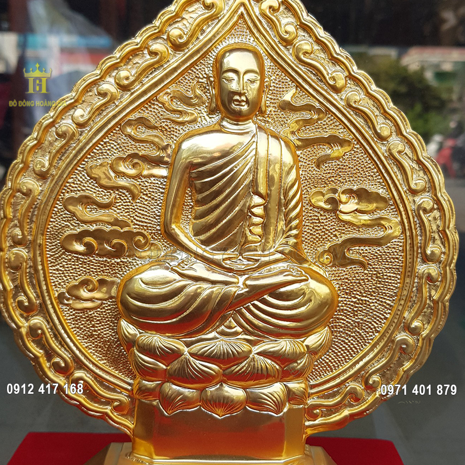 Phật ho&agrave;ng Trần Nh&acirc;n T&ocirc;ng ngồi theo thế kiết gi&agrave; tr&ecirc;n t&ograve;a hoa sen v&ocirc; c&ugrave;ng đẹp